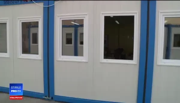 Ore în containere la şcolile cu prea mulţi elevi cu "viză de flotant". Reacţia părinţilor