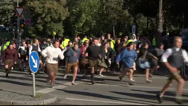 Oktoberfest 2019. Sute de oameni au luat-o la fugă pentru a prinde un loc la festival