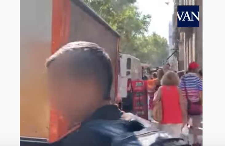 Un spaniol urmărește și plesnește hoții de buzunare din Barcelona. Reacția unui român