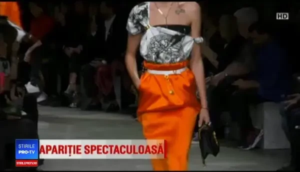 Jennifer Lopez, show incendiar pentru Versace. A defilat în rochia care a inspirat Google Images