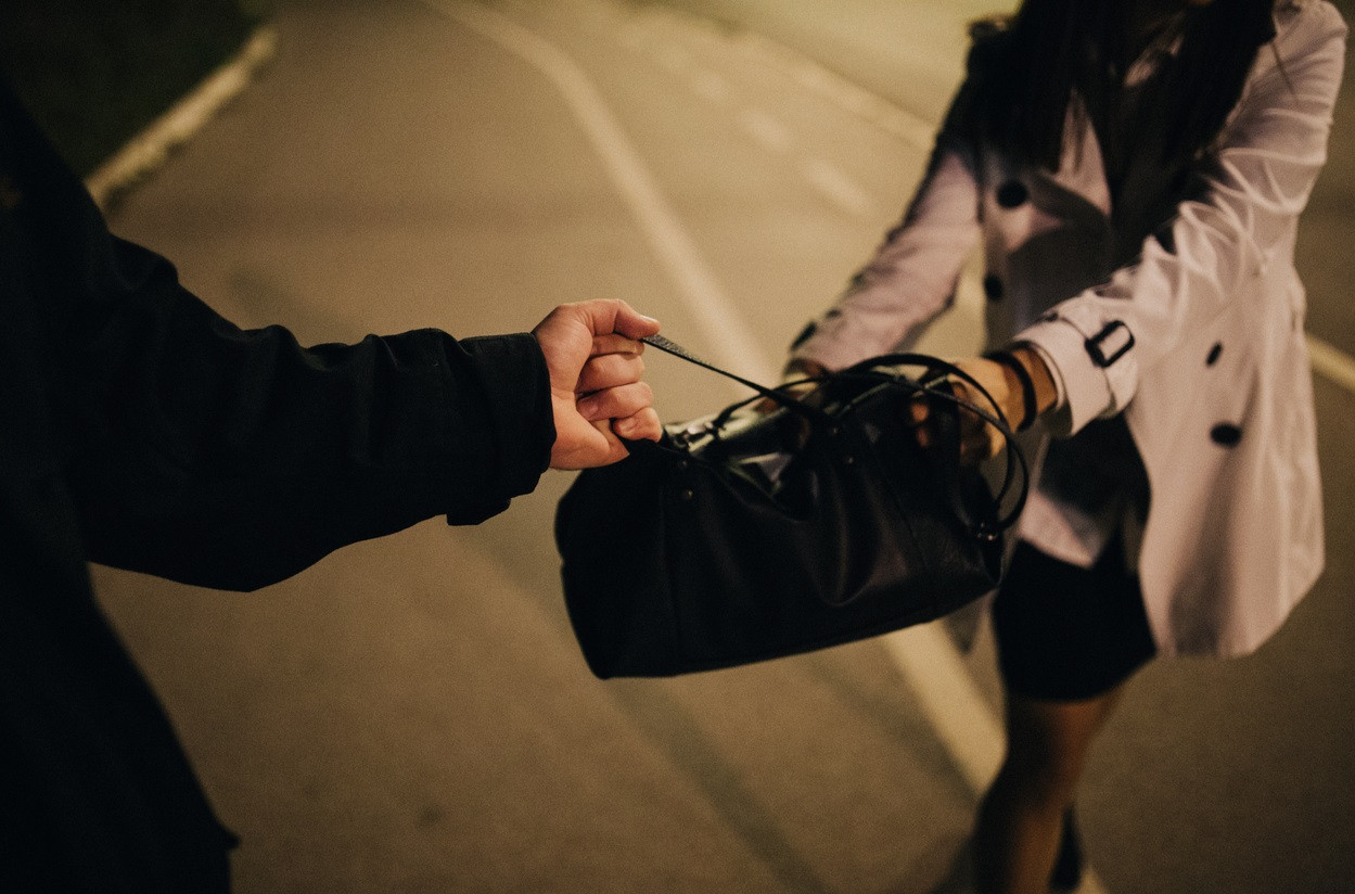 I-a fost furată geanta, iar hoțul i-a folosit identitatea. Ce e obligată să facă acum