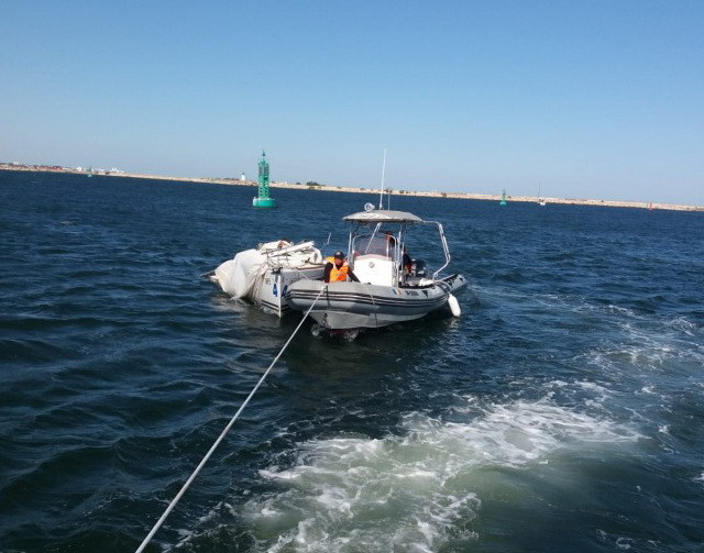 Două ambarcaţiuni cu oameni la bord, salvate de la naufragiu în zona Portului Mangalia