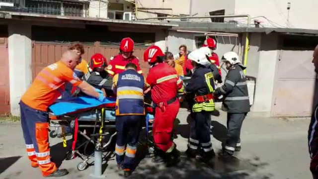 Vecinii fraților care au căzut de la etajul 5 cred că au vrut să se sinucidă. Unul a murit