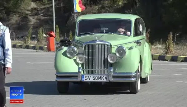 Parada maşinilor de epocă în Bucovina. Vedeta evenimentului a fost un Jaguar din 1950