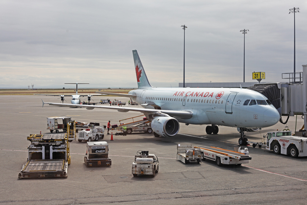 Un pasager s-a urcat la bordul unui Boeing 777, apoi a deschis o ușă și a căzut din avion