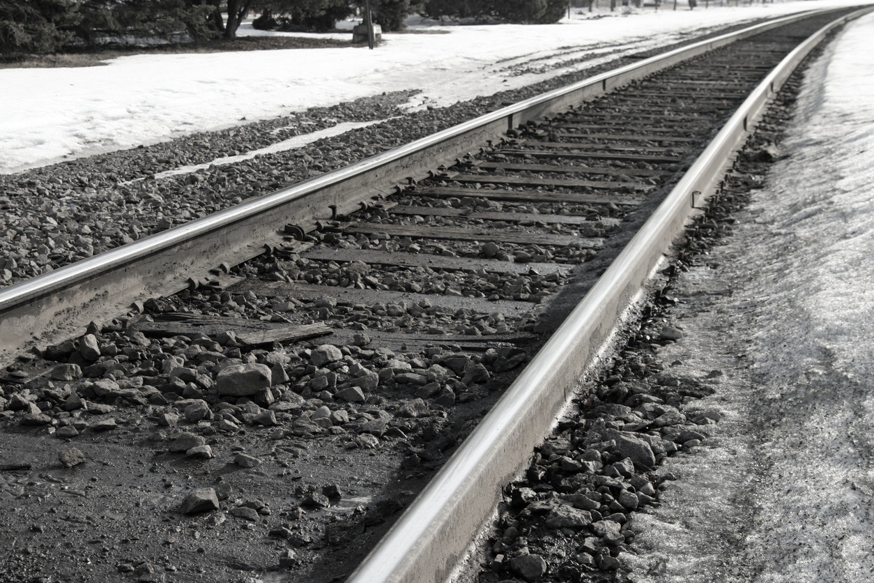 Un bărbat a sărit în fața trenului cu copilul în brațe. Ce a pățit fetița