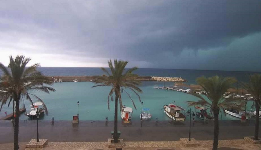 Furtuni violente, tornade și 10.500 de fulgere în Grecia. Doi oameni au murit