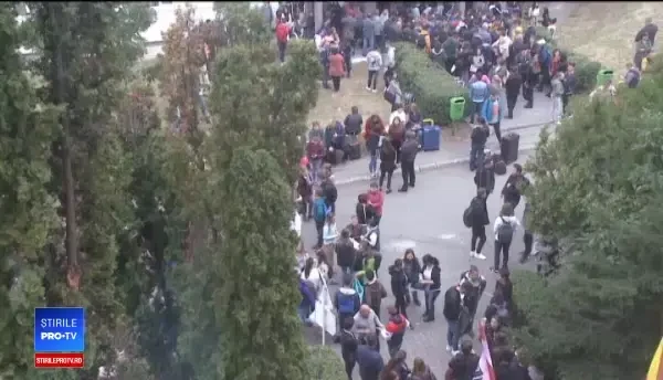 Sute de studenți s-au înghesuit în toiul nopții să prindă loc la cămin. Cât costă cazarea