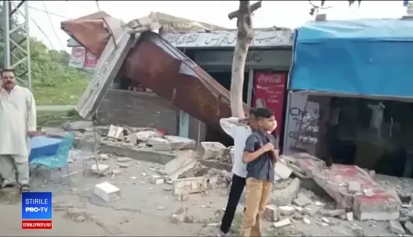 Cutremur puternic în Pakistan: drumuri surpate, clădiri prăbușite, peste 300 de victime