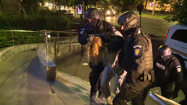 Explicaţia atacului din trafic. Ce au găsit polițiștii în locuințele celor 2 agresori