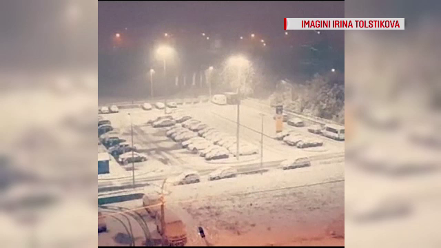 Iarnă în toată regula în Rusia. Oamenii s-au trezit cu mașinile înzăpezite