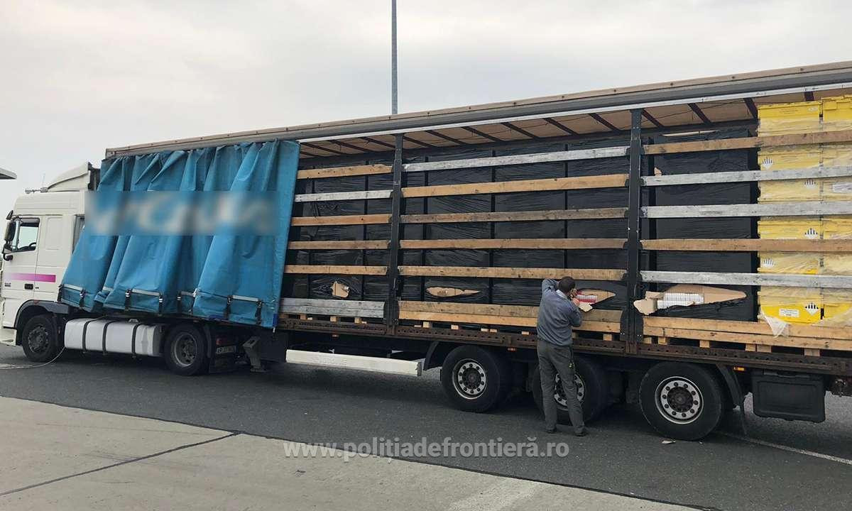 TIR plin cu țigări de contrabandă, descoperit la vamă. Cât valorează captura