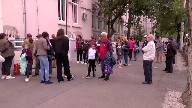 Părinții vor primi zile libere de la serviciu, plătite de stat, când școlile se închid forțat