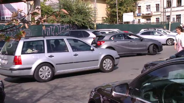 Criza locurilor de parcare: 5 șoferi se bat pe un loc în București. Soluţia găsită în Cluj