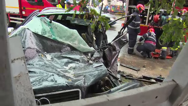 S-a urcat fără permis la volan și s-a izbit violent de un camion. Mașina a ricoșat într-un gard