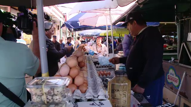 Carne ținută la temperaturi mari și ouă puse în soare, pe tarabe. Explicația comercianților