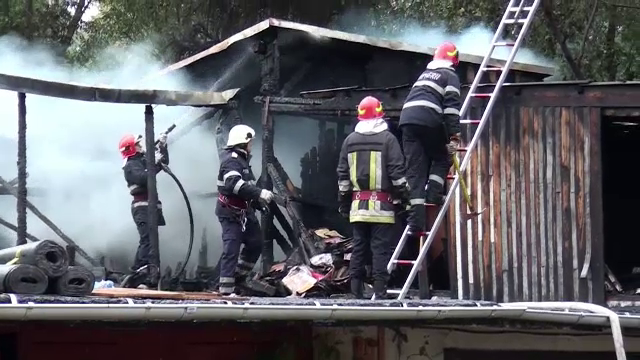 Panică într-un cartier din Suceava, după ce acoperișurile mai multor garaje au luat foc