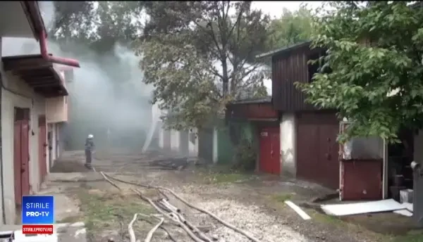 Panică într-un cartier din Suceava, după ce acoperișurile mai multor garaje au luat foc