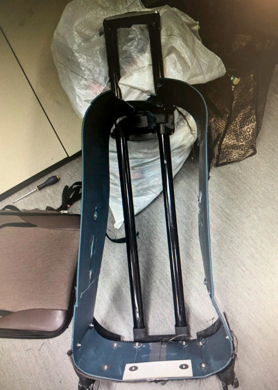 Traficanți de droguri la 70 de ani. Câtă cocaină a fost descoperită în bagajele lor