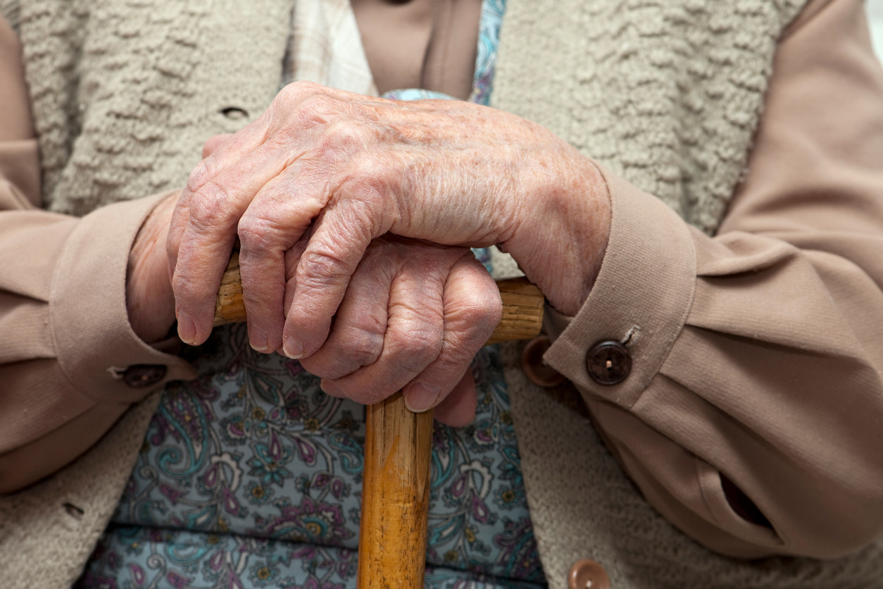 Dosar penal pentru un bărbat din Tecuci. Motivul pentru care și-a bătut și amenințat bunica