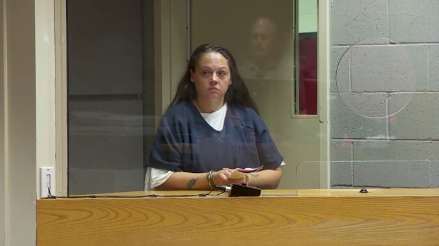 Femeie arestată după ce le-a pus colegilor droguri în mâncare