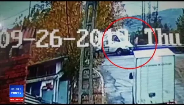 Tânără bătută și băgată cu forța într-o dubă, lângă o școală din Argeș. Scena a fost filmată