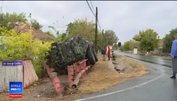 TAB scăpat de sub control, în Galați. Transportatorul a lovit mai mulţi stâlpi și s-a răsturnat