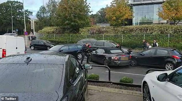 Momentul în care polițiștii au spart geamurile unui Audi cu o mitralieră. VIDEO