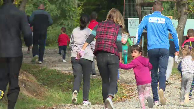 Familii rămase fără casă, ajutate de pompierii din Bistrița. Ce au făcut oamenii