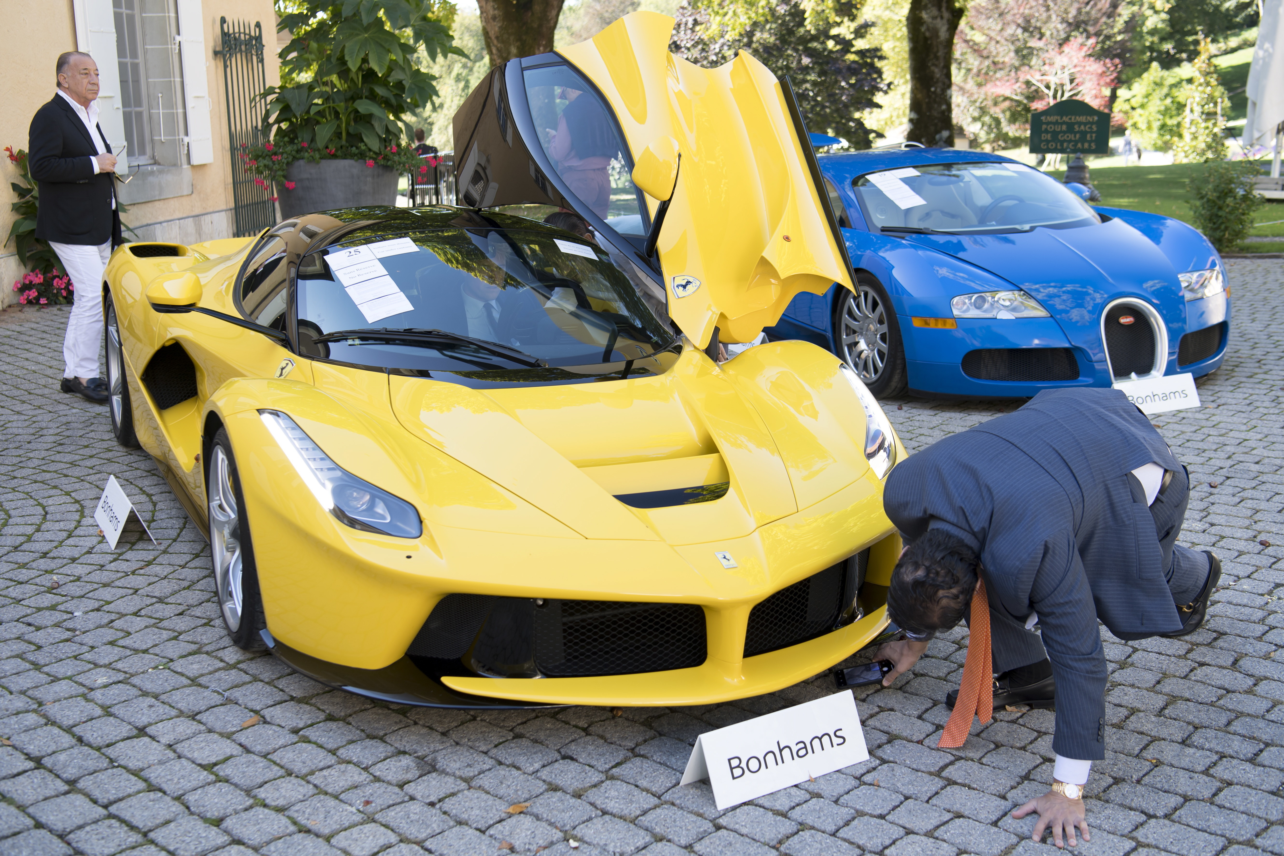 Bărbatul căruia i-au fost confiscate 25 de mașini de lux. Cu ce sume sunt scoase la licitație