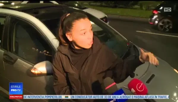 Panică pe Splaiul Unirii în Capitală. Un bolid a rupt un copac și s-a oprit într-o mașină