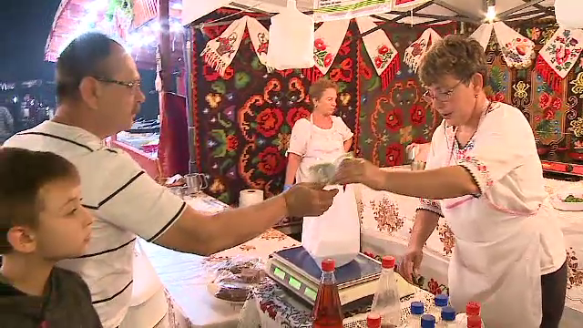 Gogoși americane printre pastramă de berbecuț și must, la un festival culinar din București