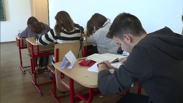 Numărul tinerilor care pleacă în străinătate la studii, în creștere. Principala destinație