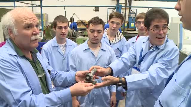 Elevii care au un loc de muncă garantat la absolvire și primesc un salariu lunar din școală