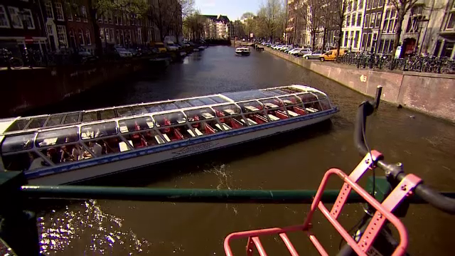 Amsterdam impune turiștilor cea mai mare taxă din Europa. Cât vor avea de plătit