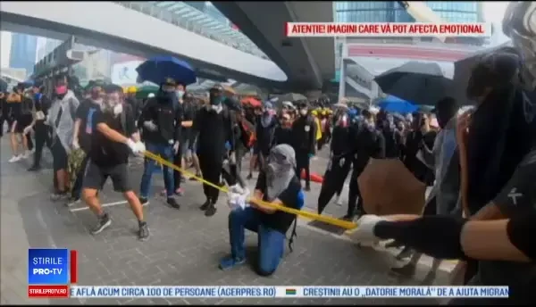 Hong Kong, câmp de bătaie. Momentul în care un bărbat este lovit de zeci de manifestanți