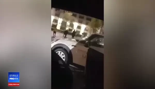 Momentul în care tinerii din Piața Constituției se iau la bătaie. Filmul atacului