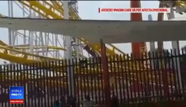 Momentul în care vagonul unui roller-coaster se desprinde de pe șine. 2 tineri au murit