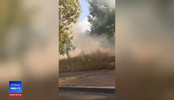 Incendiu de vegetație în București. Traficul pe Splaiul Unirii a fost restricționat