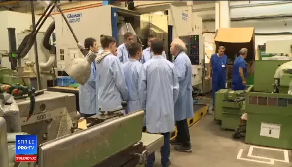 Elevii care au un loc de muncă garantat la absolvire și primesc un salariu lunar din școală