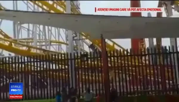 Momentul în care vagonul unui roller-coaster se desprinde de pe șine. 2 tineri au murit
