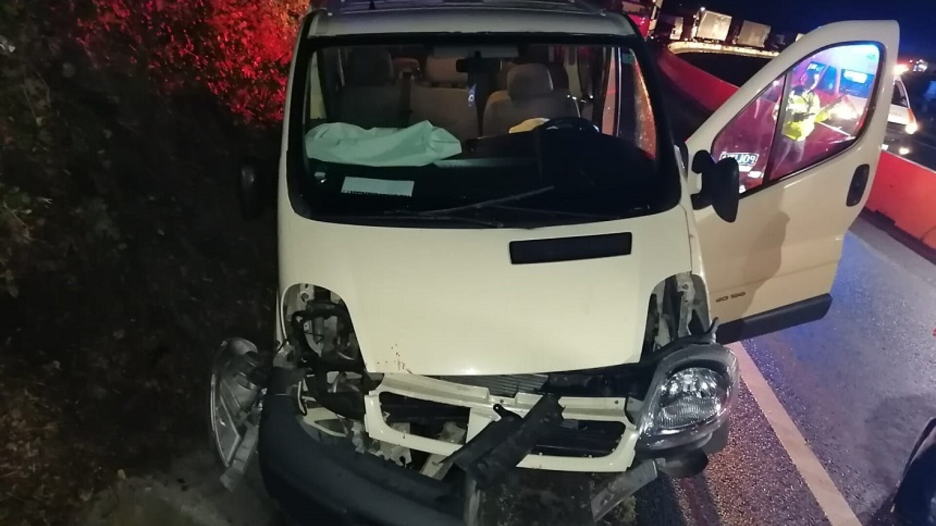 Nouă persoane transportate la spital după ce un microbuz a intrat într-un cap de pod