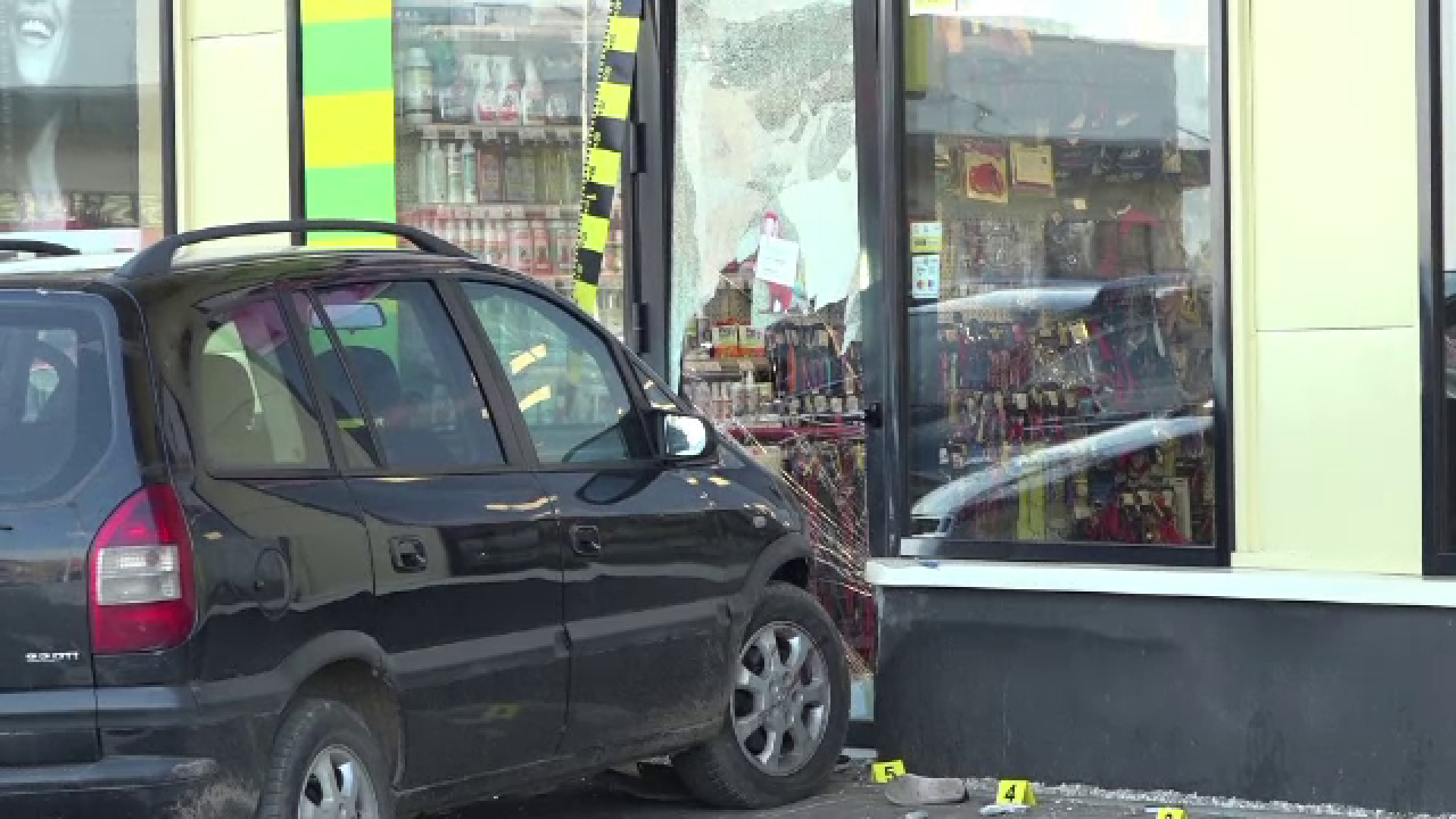 Copil de 10 ani lovit de o mașină scăpată de sub control. Băiatul se afla pe trotuar