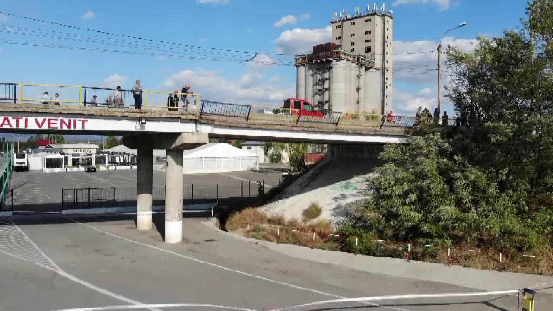 Momentul în care o bucată dintr-o pasarelă este demolată în Târgu Jiu
