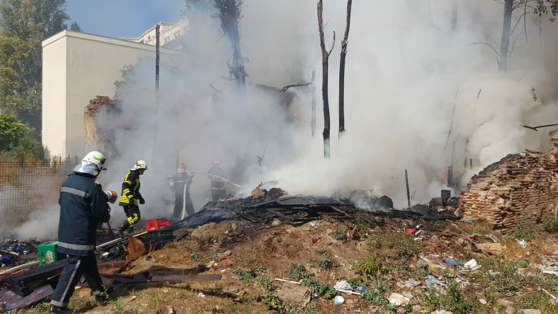 Incendiu în apropiere de Piața Constituției. S-a intervenit cu 3 autospeciale