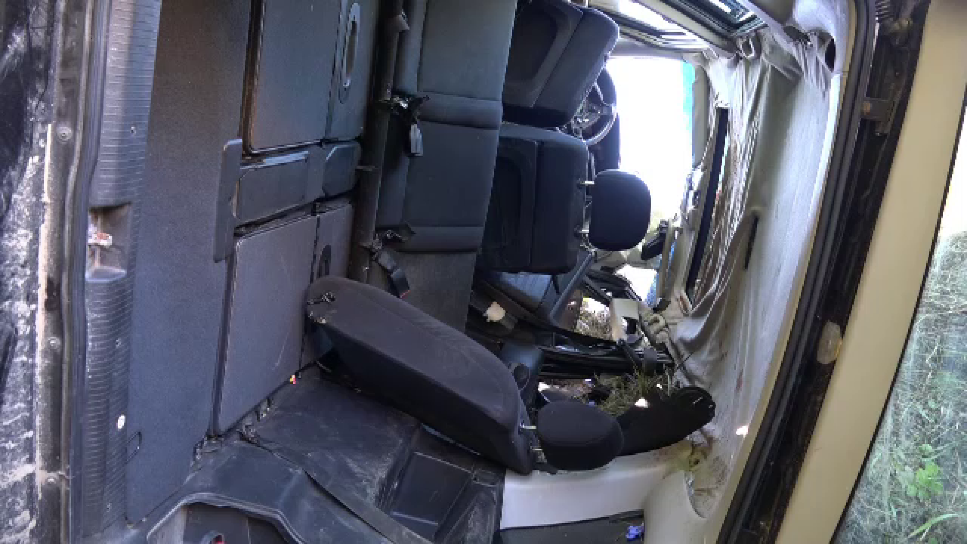 O tânără din Mureş a luat 3 zilieri în maşină. Ce urmat e şocant: "Avea capul prins"