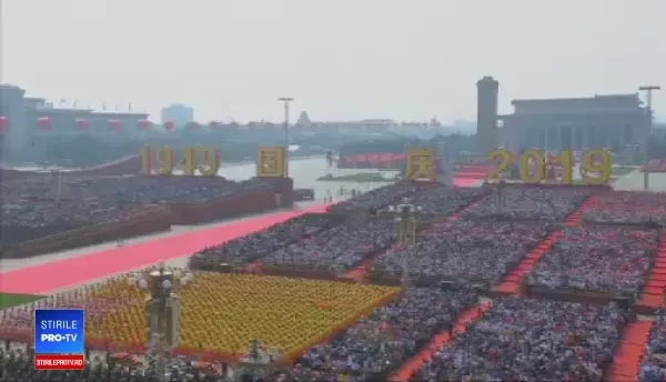 Paradă militară impresionantă în China: S-au tras 70 de salve de tun în Piața Tiananmen