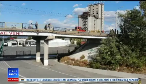 Momentul în care o bucată dintr-o pasarelă este demolată în Targu Jiu