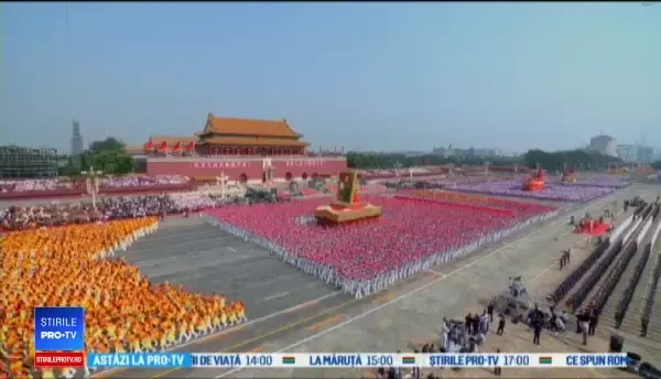 Paradă militară impresionantă în China: S-au tras 70 de salve de tun în Piața Tiananmen