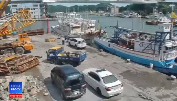 Momentul în care un pod s-a prăbușit în Taiwan. Oameni blocați sub dărâmături